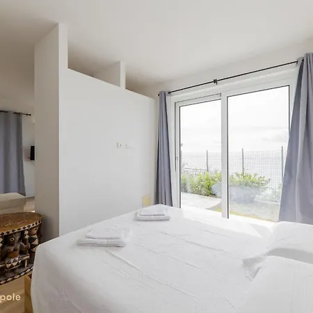 Hill House Apartment *